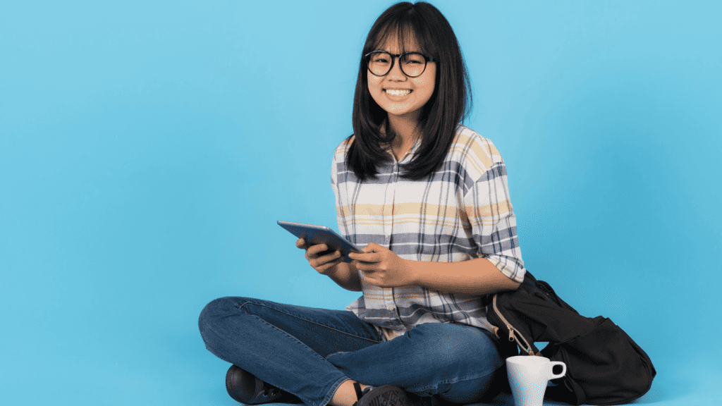 Estudante de aprovada em Bolsa de Estudo com Tablet