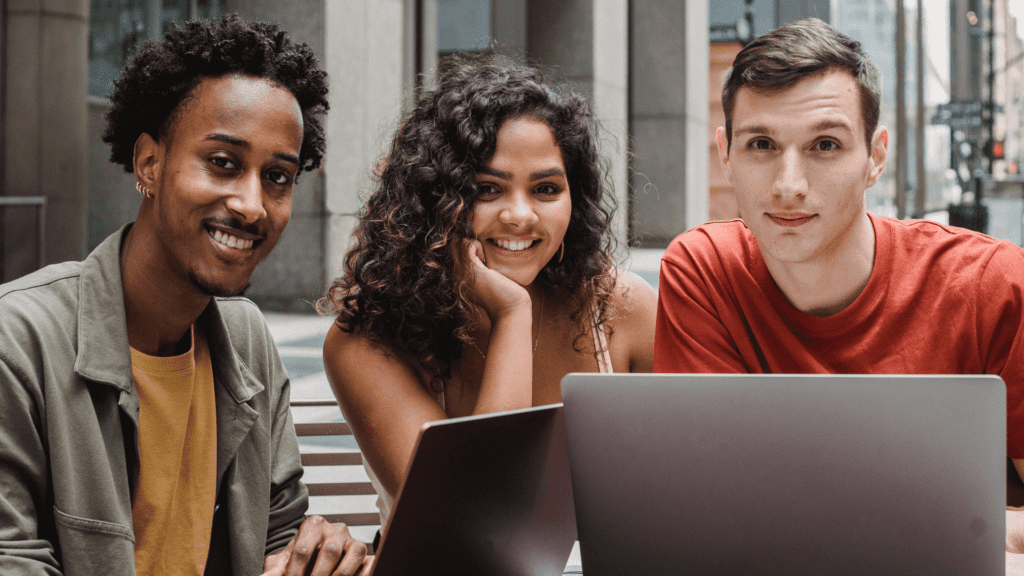 Estudante se aplicando para Bolsas de Estudo no Ensino Superior - Trabalho de Graduação